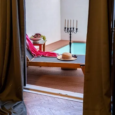 Lota With Heated Pool On Location
