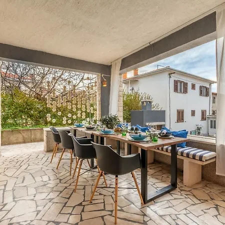 Lota With Heated Pool On Location Supetar